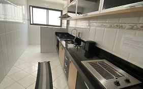 Apto Moderno com Churrasqueira Gourmet, apenas 150m da Praia
